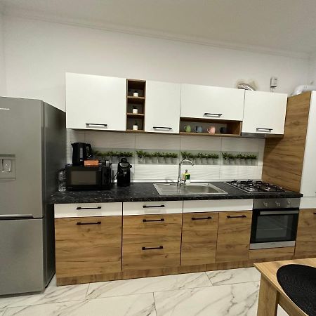 Golden Garden Luxury Apartment In Бухарест Экстерьер фото