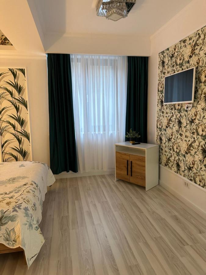 Golden Garden Luxury Apartment In Бухарест Экстерьер фото